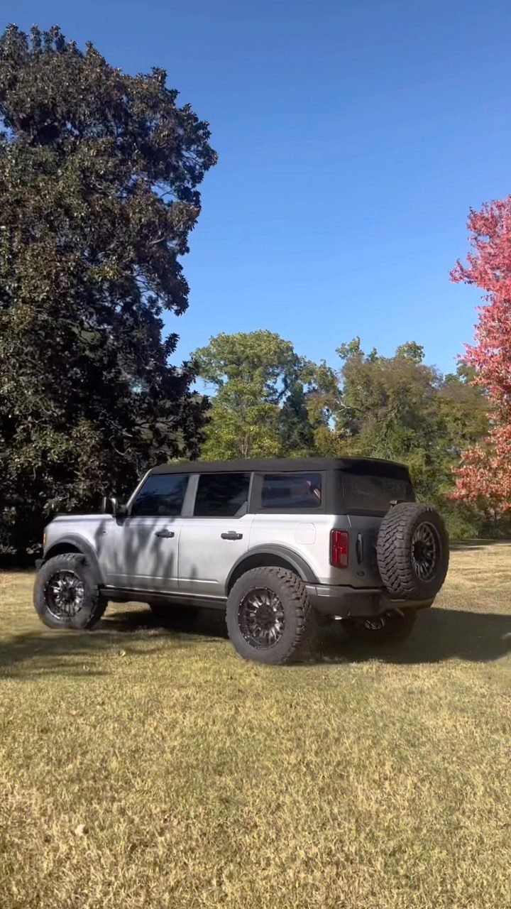 Melissa took this freshly lifted Bronco for a spin! Check out how good those @weldwheels look ! Are you interested in taking this home? Contact the  Darrell Waltrip Off Road Center !
@treytitanmotoring4 
#weldwheels #liftedbronco #newbronco #fordbronco #bronco #offroad #titanoffroad #titanmotoring
